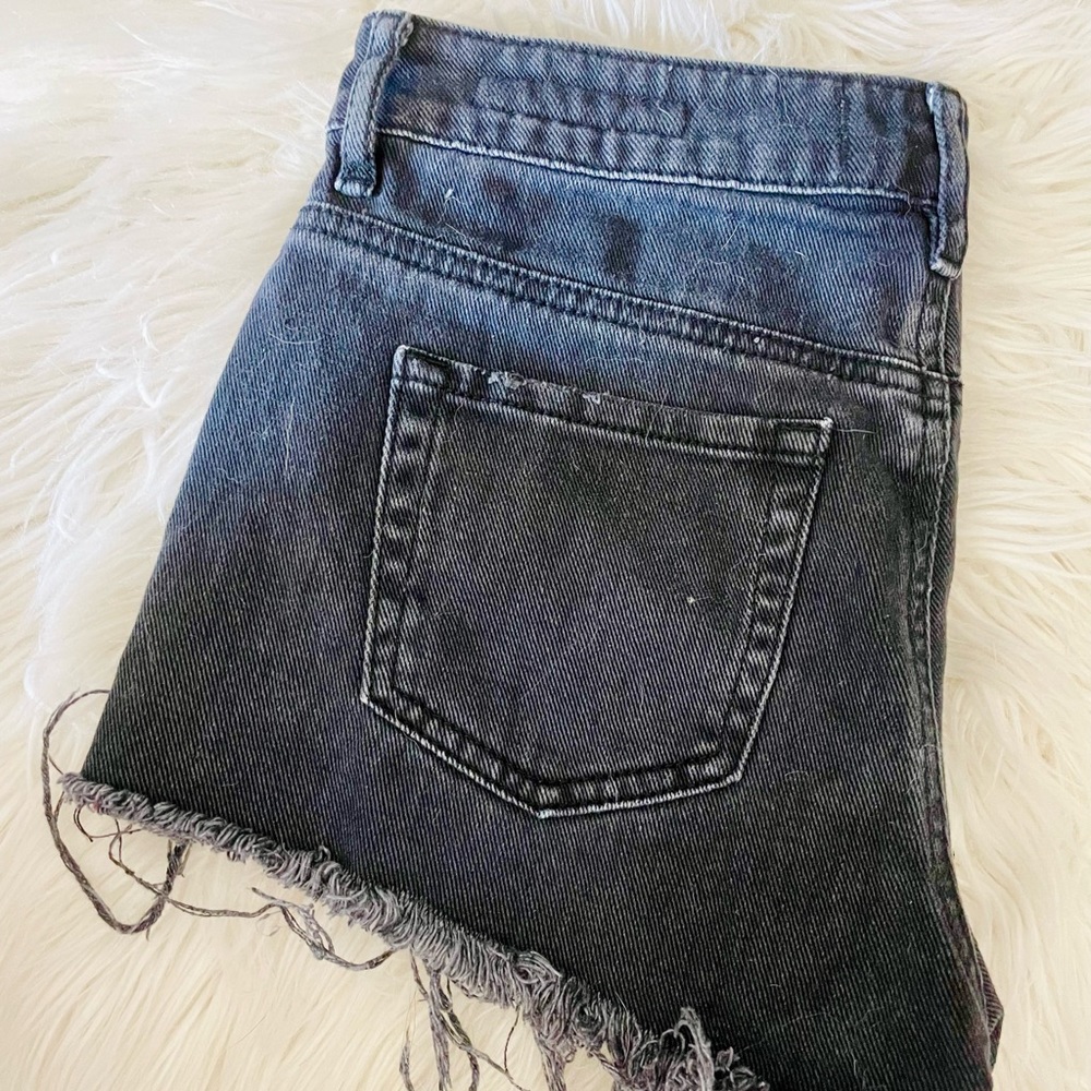 black distressed jean shorts from Pacsun! 🖤